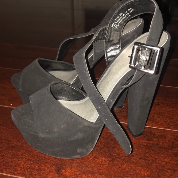 Black heels - Picture 2 of 4
